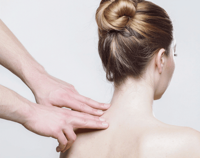 massaggio al collo della donna