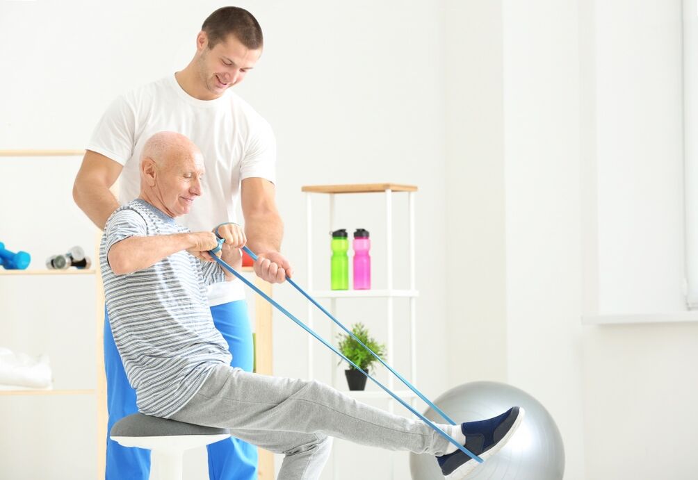 Terapia della coxartrosi in un uomo anziano con terapia fisica