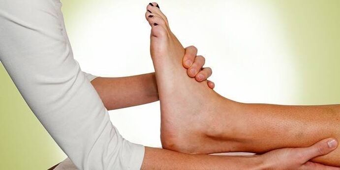 massaggio per il trattamento dell'artrosi della caviglia